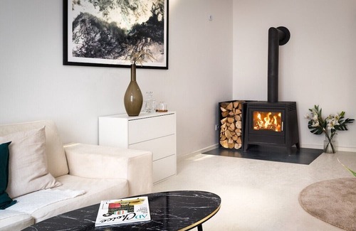 Mitte Apartment | Central Apartment with Home Cinema and Fireplace