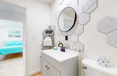 Truckland House | Beachside escape with tropical yard & alfresco patio - walk to outlet shopping