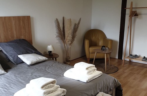 La Comelle Bed & Breakfast | Séjour Bien-être Près des Sentiers Celtiques et du Temple Bouddhiste