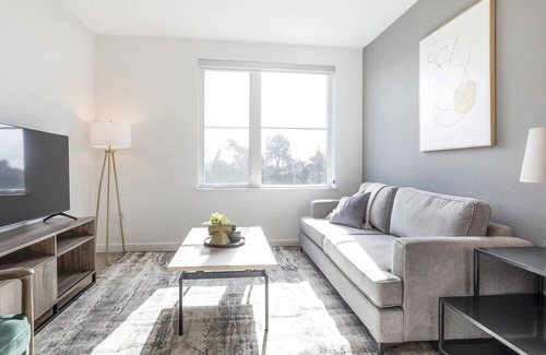Downtown Apartment | Modern Apartment in Prime Location (ID7724X75)