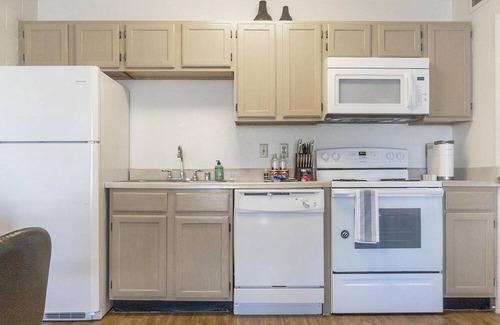 Biggs Field Apartment | Modern Apartment in Prime Location (ID1266X956)