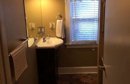 East Flat Rock Cottage | The Periwinkle Cottage 3 bedroom 3 bathroom Sleeps 6 Located in Flat Rock, NC