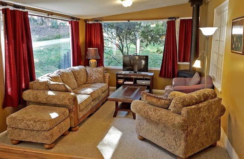 East Flat Rock Cottage | The Periwinkle Cottage 3 bedroom 3 bathroom Sleeps 6 Located in Flat Rock, NC