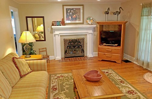 Flat Rock Cottage | The Dogwood 4 bedroom 2 Bath- Sleeps 8 Centrally located in Flat Rock NC