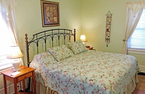 Flat Rock Cottage | The Dogwood 4 bedroom 2 Bath- Sleeps 8 Centrally located in Flat Rock NC