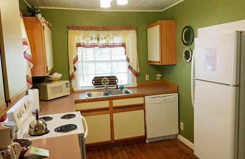 Flat Rock Cottage | The Dogwood 4 bedroom 2 Bath- Sleeps 8 Centrally located in Flat Rock NC