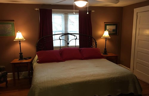 Flat Rock Cottage | The Laurel Cottage 4 Bedroom,2 Bath,Sleeps 9, Centrally located in Flat Rock NC