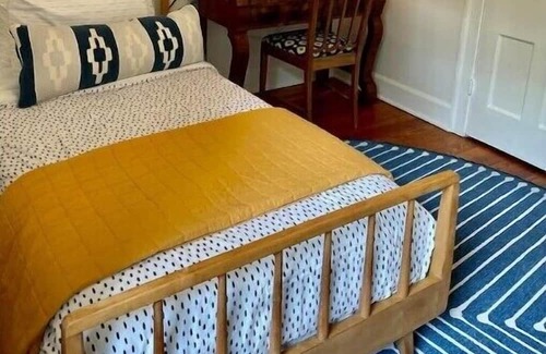 Central Newport News House | Cozy cottage in heart of Historic Hilton Village
