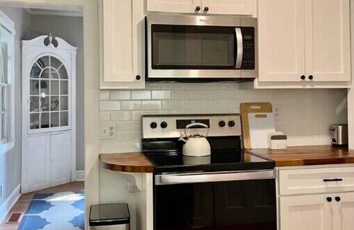 Central Newport News House | Cozy cottage in heart of Historic Hilton Village