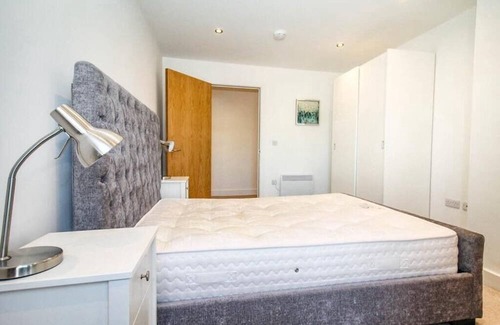 Leeds Apartment | City Charm: 3BR+Rooftop Terrace!