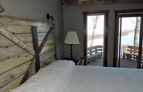 Treloar Bed & Breakfast | Wine Haus: charming cottage with breathtaking views of the Missouri River!!