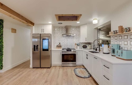 Barths House | Spacious 3 BR|Hot Tub|Close to DT Denver