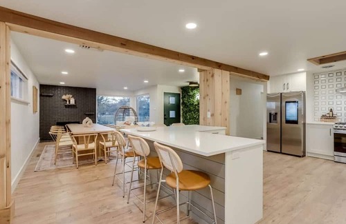 Barths House | Spacious 3 BR|Hot Tub|Close to DT Denver