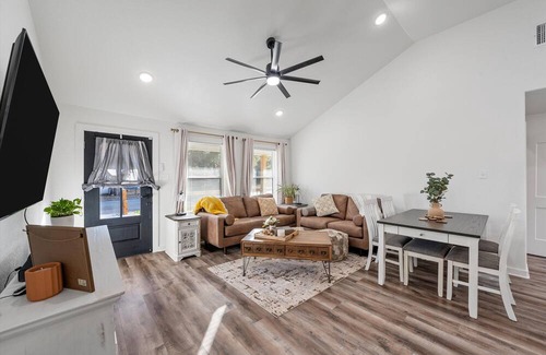 University House | 3BR, 2BA Modern Farmhouse. Family-friendly, wheelchair access. Central location.