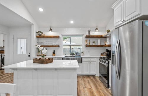 University House | 3BR, 2BA Modern Farmhouse. Family-friendly, wheelchair access. Central location.