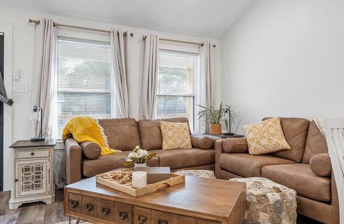 University House | 3BR, 2BA Modern Farmhouse. Family-friendly, wheelchair access. Central location.