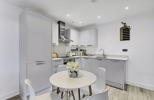 Watford Apartment | Newly Furnished and Bright Home