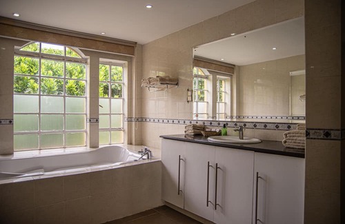 Langata House | Spacious house with comfortable rooms, a beautiful garden and a large pool.