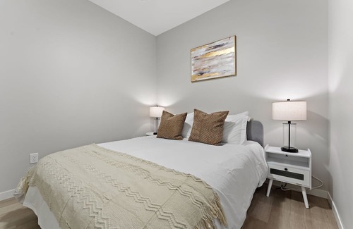 St. Anthony West Apartment | 2BR with Gym, Rooftop & Free Street Parking by UMN, Pet Friendly