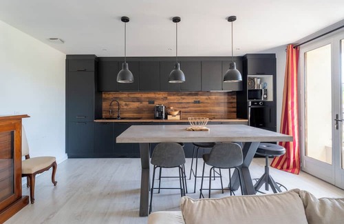 Eyguieres Apartment | Apartment 'Le Sky - Les Alpilles' with Private Terrace, Wi-Fi and Air Conditioning