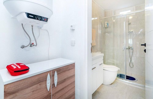 Turgutreis City Center Apartment | Chic Flat w Terrace 3 min to Beach in Bodrum
