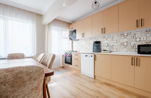 Osmangazi Apartment | Sleek Flat with Balcony in Bursa