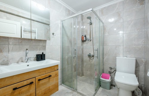 Osmangazi Apartment | Sleek Flat with Balcony in Bursa