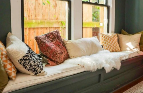 Freetown - Port Rico House | Stroll to Live Music and Dining Scene