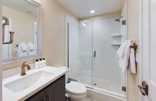 Hillsdale House | Ideal San Mateo 4BR w/ 2-Car Garage, near Mall & Groceries, by Blueground