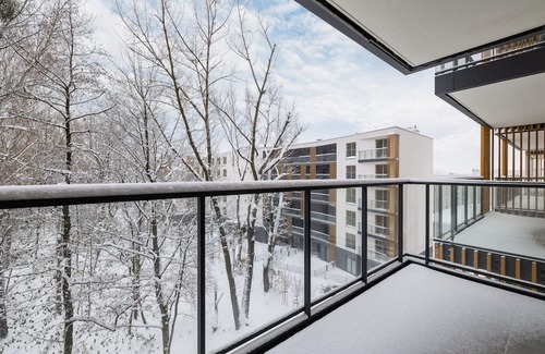 Bytkow Apartment | Apartament Otoczony Zielenią by Renters