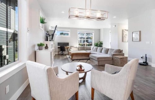 Troutdale House | Dottie Court near McMenamins Edgefield Resort