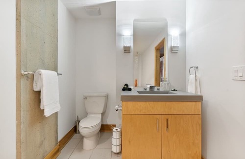 Downtown West Apartment | Luxurious Downtown Loft Mins Away from the Stadium Arena - Perfect for Families