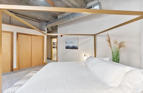 Downtown West Apartment | Luxurious Downtown Loft Mins Away from the Stadium Arena - Perfect for Families