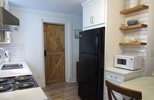 Millersburg Cottage | Leave your worries behind. Come in and get cozy!