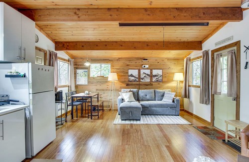 Lime Kiln Cabin | Arlington Creekside Cabin w/ Hot Tub & Fire Pit!