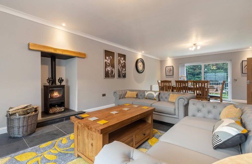 Kilgetty House | Maynor - Large Luxury House, Log Burner, Central Location