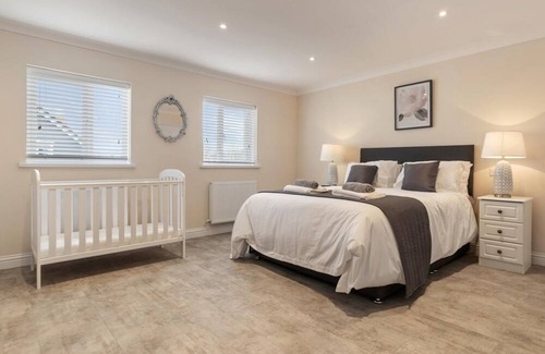 Kilgetty House | Maynor - Large Luxury House, Log Burner, Central Location
