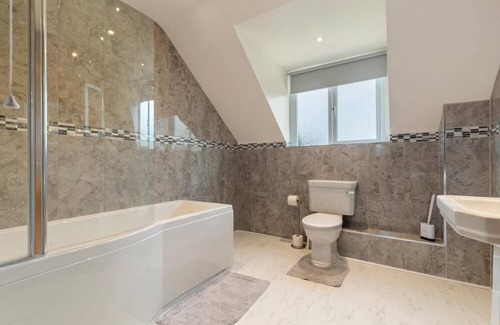 Kilgetty House | Maynor - Large Luxury House, Log Burner, Central Location