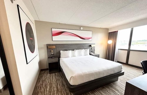 Cedar Rapids - Iowa City House | Executive suite w/private bath