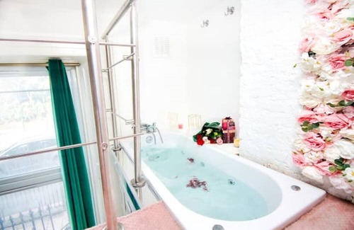 Tower Hamlets Apartment | Studio flat with mezzanine close to West Ham