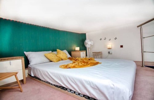 Tower Hamlets Apartment | Studio flat with mezzanine close to West Ham