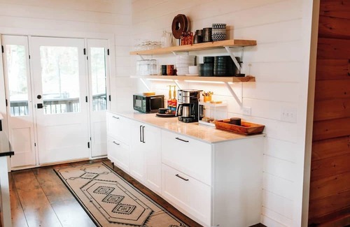 Clayton House | One of a Kind Stunning Lodge for 10 -Walk downtown+pool+hot tub+fire place