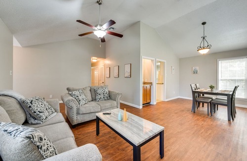 Mid City South Condo | Baton Rouge Condo w/ Pool & Balcony, Near Golfing!