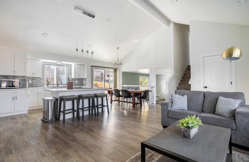 Kent House | Upscale Kent 1BR, close to Groceries, Shopping & Movies, by Blueground