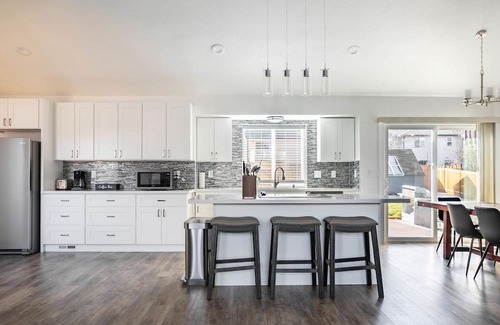 Kent House | Upscale Kent 1BR, close to Groceries, Shopping & Movies, by Blueground