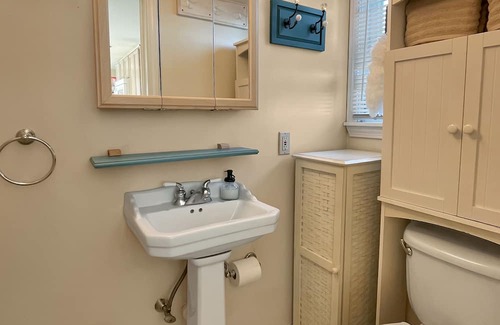 Hampton Cottage | This fully furnished beach cottage is the perfect summer escape!