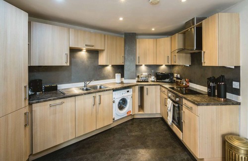 Tower Hamlets Apartment | Canary Wharf 2-Bedroom Luxury Haven
