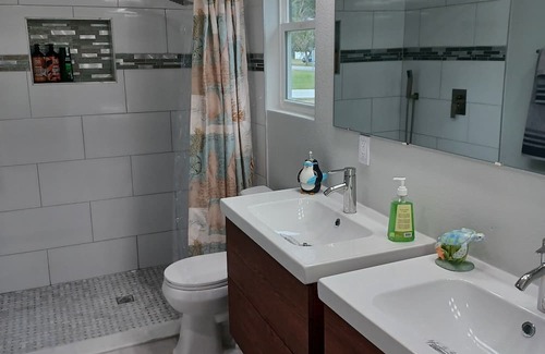 Summerfield House | 3 Miles to Villages/Near Lake Weir/Fishing/Boating. Brand New Custom Family home