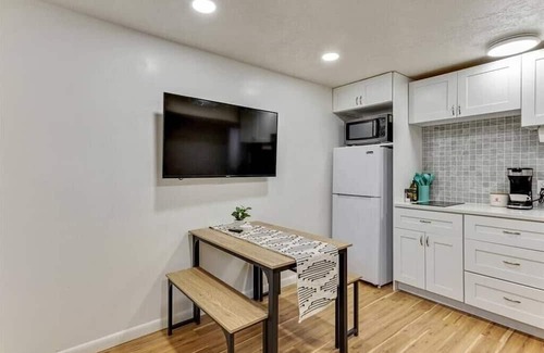 Sandy House | Canyon Cottage | Sandy | 2 bd 1 ba | Workspace