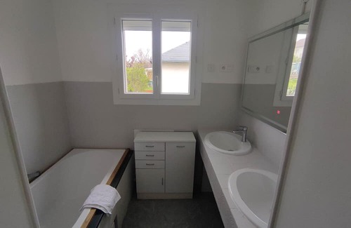 Bellerive-sur-Allier Apartment | Apartment 'Petite Maison - 70m2' with Balcony and Wi-Fi